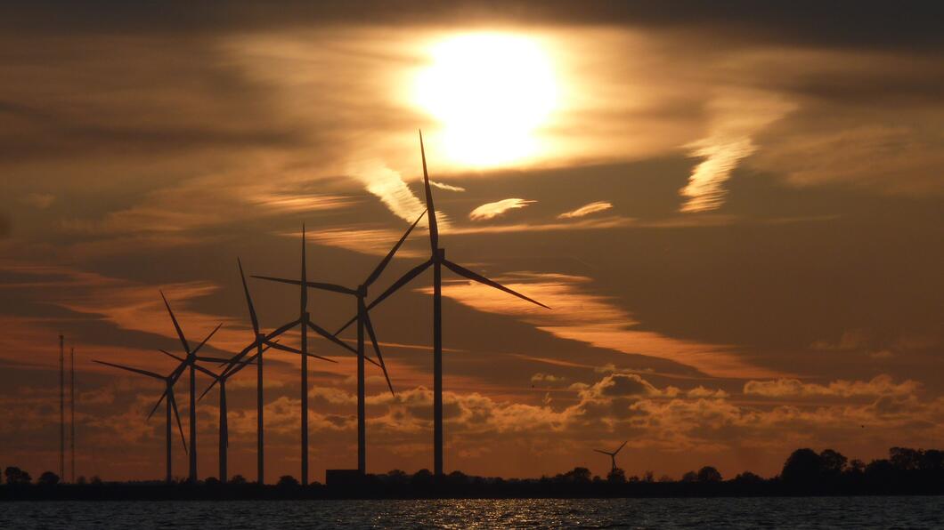 Windmolens, zon en zee