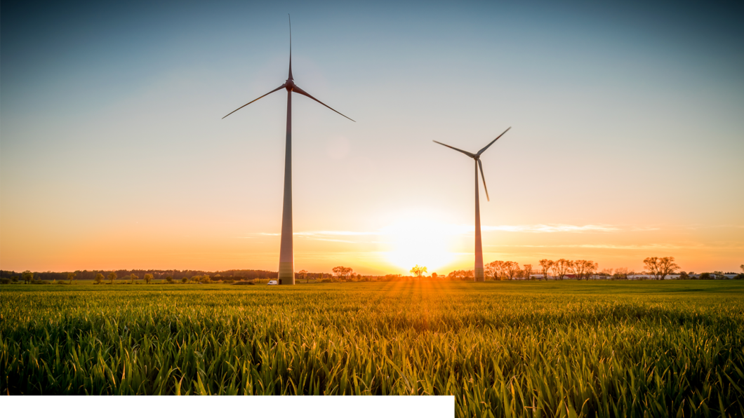 windmolens bij zonsondergang