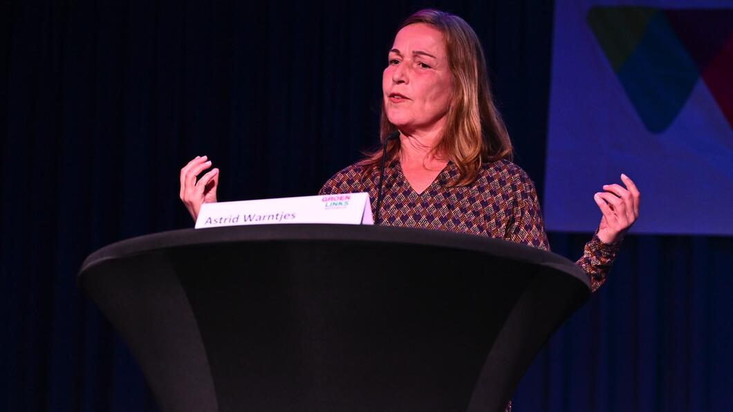 Astrid tijdens debat in Westerwolde